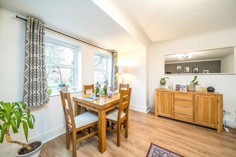 2 bedroom flat to rent, Riggindale Road, London SW16
