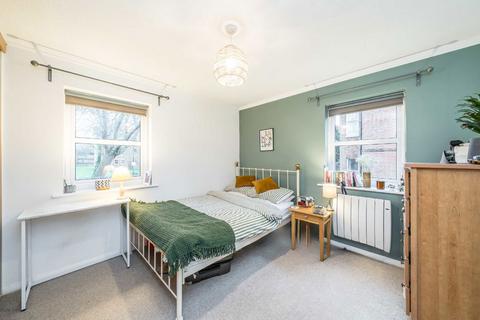 2 bedroom flat to rent, Riggindale Road, London SW16