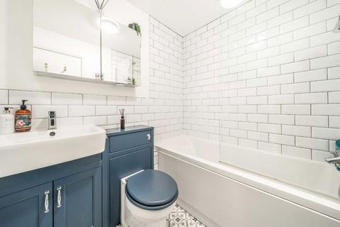 2 bedroom flat to rent, Riggindale Road, London SW16