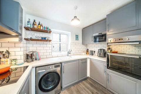 2 bedroom flat to rent, Riggindale Road, London SW16