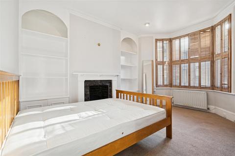 2 bedroom flat to rent, Warriner Gardens, London, SW11
