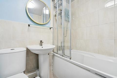 2 bedroom flat to rent, Warriner Gardens, London, SW11