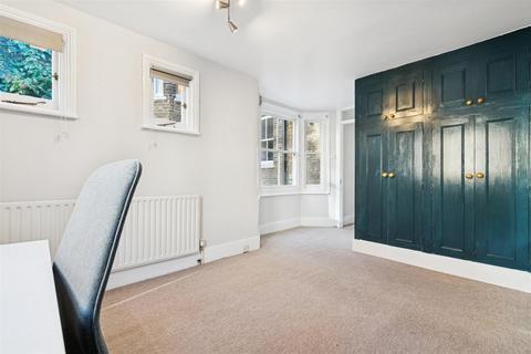 2 bedroom flat to rent, Warriner Gardens, London, SW11