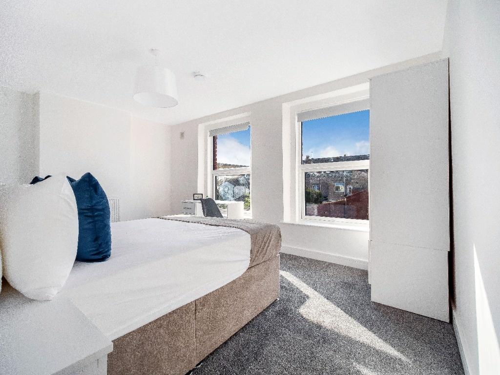 Bright, freshly decorated double bedroom with t...