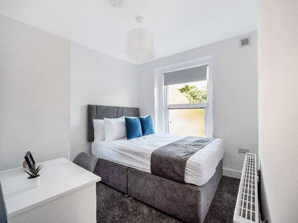 Bright, modern double bedroom with a comfortabl...
