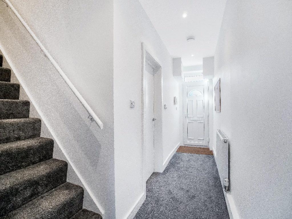 Bright, freshly decorated hallway with fitted g...
