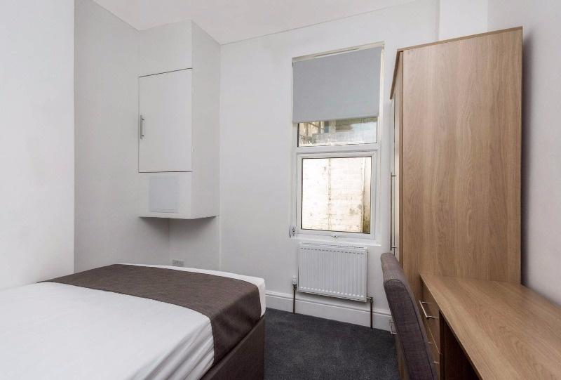 Neat single bedroom with a fitted wardrobe, des...