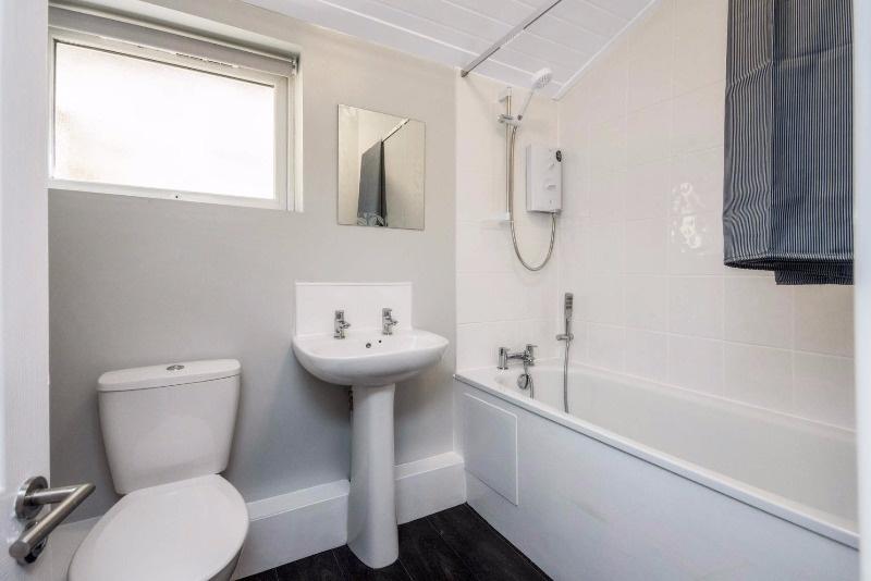 Bright, well-maintained bathroom with a full ba...
