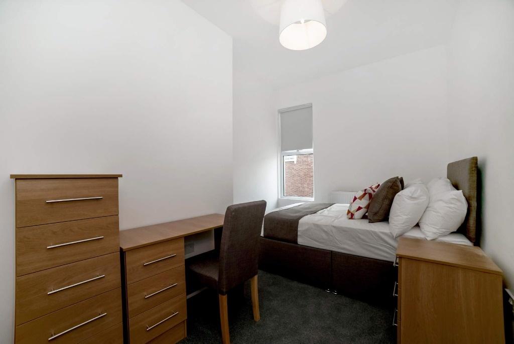 Bright, tidy single bedroom with a comfortable ...