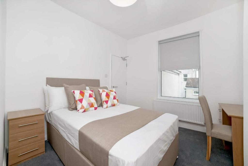 Bright, neatly presented double bedroom with ne...
