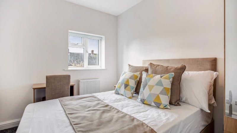 Bright, neatly presented double bedroom with co...