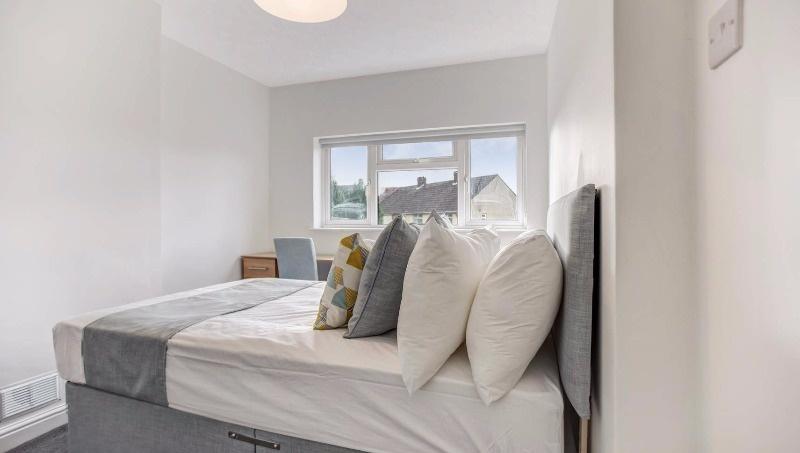 Bright, neatly presented double bedroom with a ...