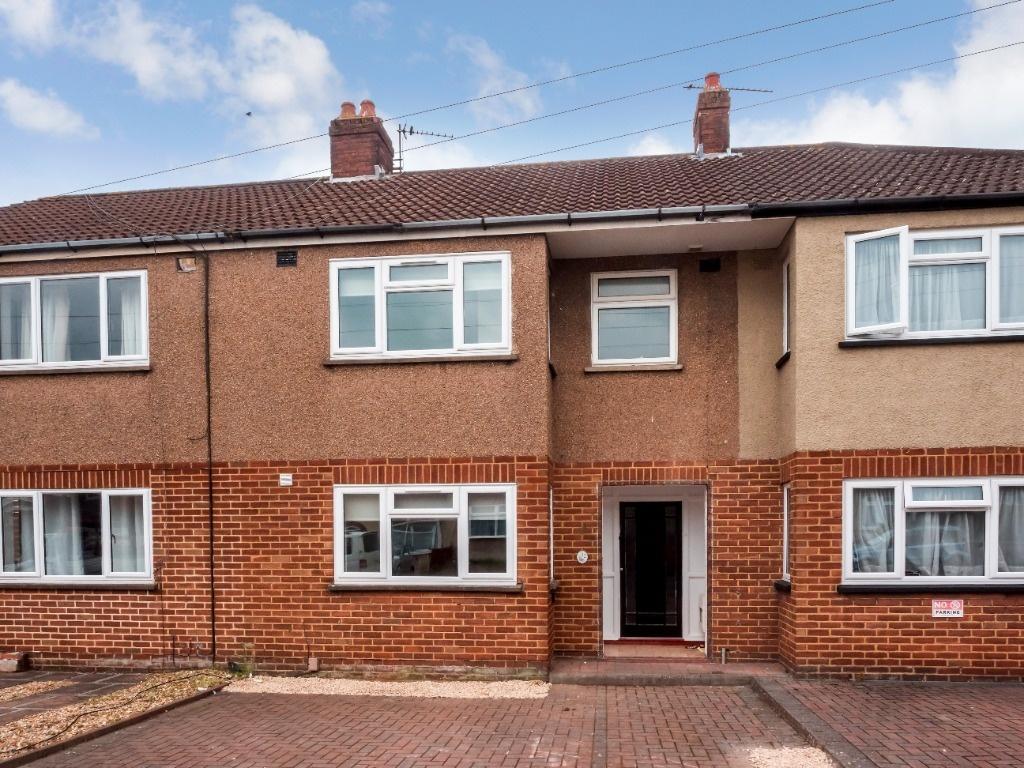 Well-maintained terraced property with paved pa...