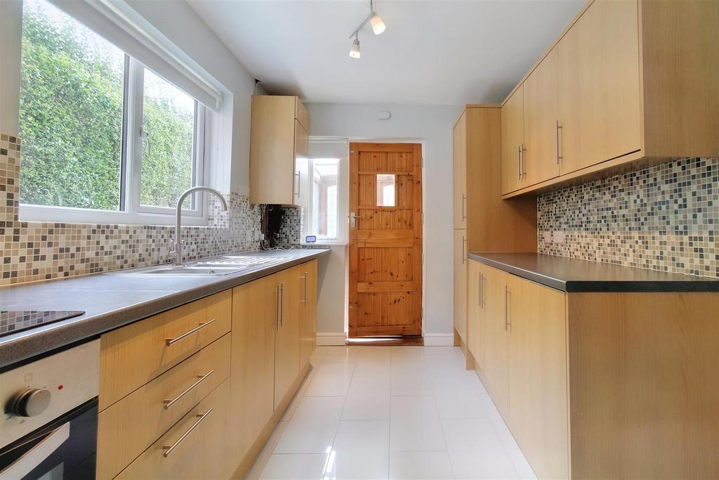 6 Kitchen.jpg