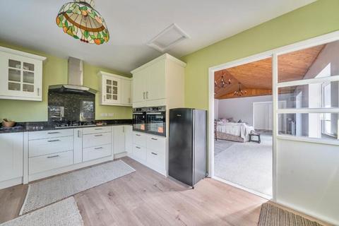 2 bedroom bungalow for sale, Havant Road, Hayling Island, Hampshire, PO11 0LF