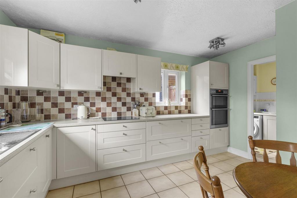 8 Lyndon Gardens, HP13 7 QJ-8.jpg