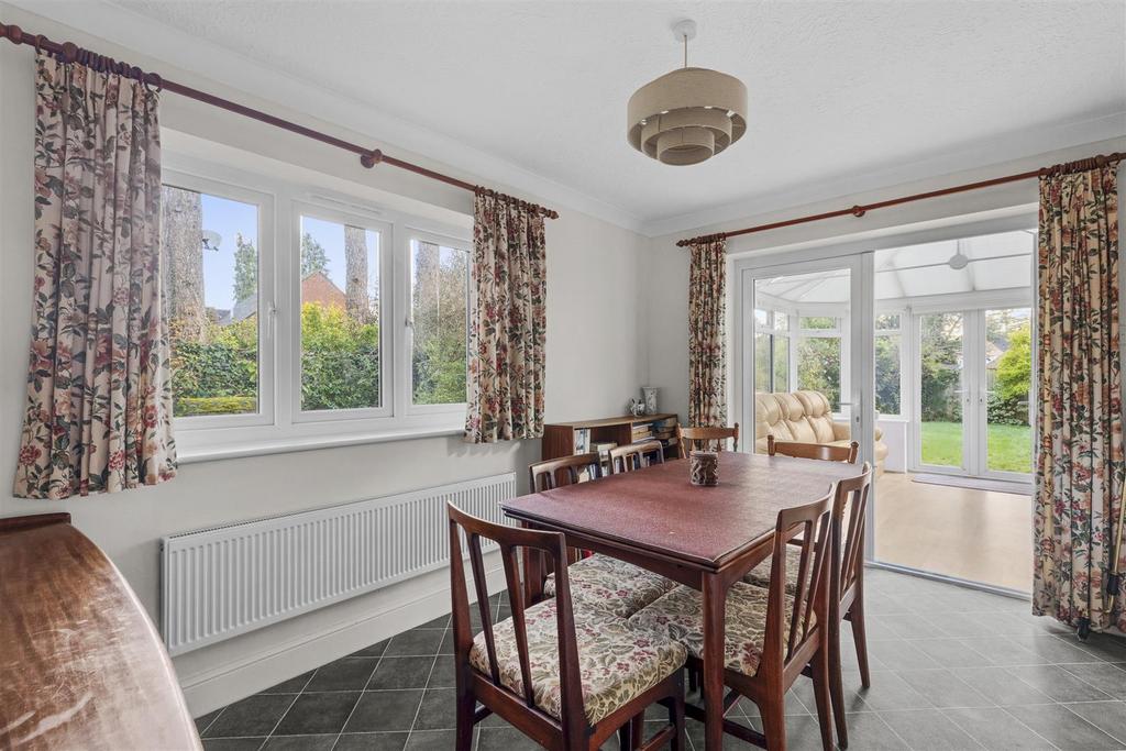 8 Lyndon Gardens, HP13 7 QJ-10.jpg