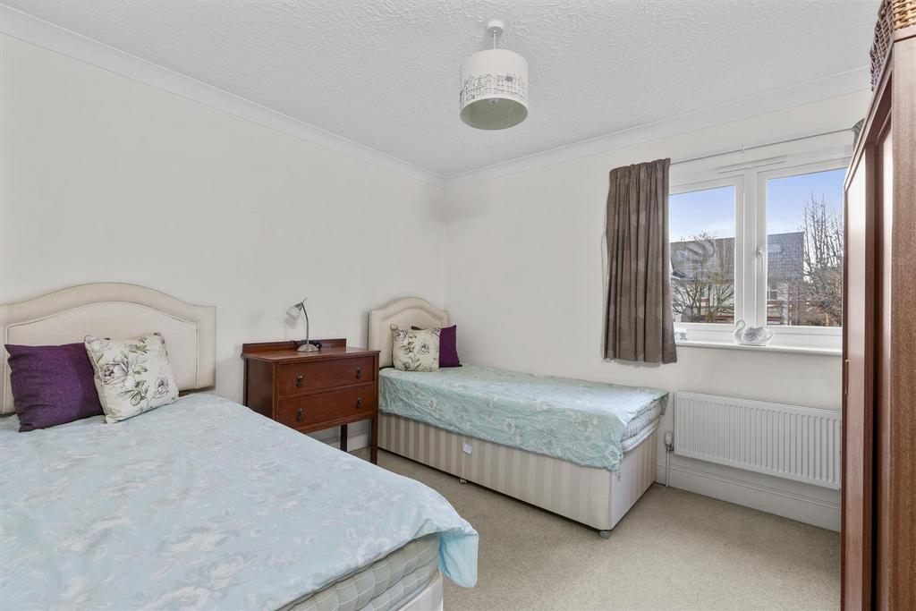 8 Lyndon Gardens, HP13 7 QJ-2.jpg