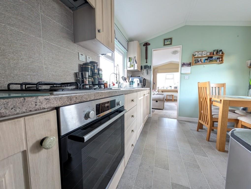 Kitchen 2.jpg