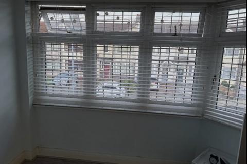 4 bedroom semi-detached house to rent, Waverley Road, Rainham, Essex, RM13