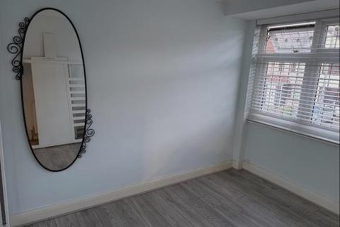 4 bedroom semi-detached house to rent, Waverley Road, Rainham, Essex, RM13