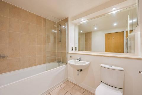 2 bedroom mews to rent, London E3