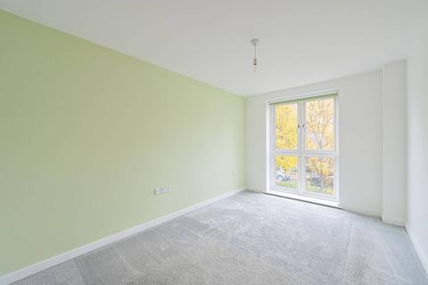 2 bedroom mews to rent, London E3