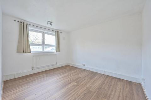 3 bedroom flat to rent, Mere Close, West Hill, London, SW15