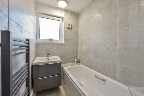 3 bedroom flat to rent, Mere Close, West Hill, London, SW15