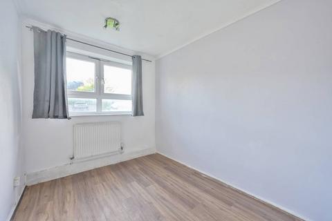 3 bedroom flat to rent, Mere Close, West Hill, London, SW15