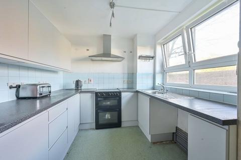 3 bedroom flat to rent, Mere Close, West Hill, London, SW15
