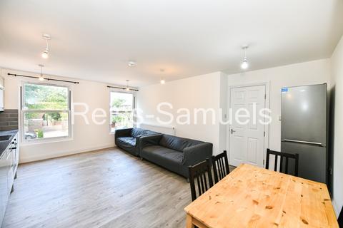 6 bedroom terraced house to rent, Lockesfield Place, London E14