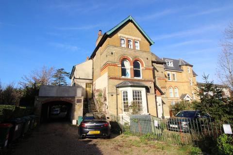 Studio to rent, The Avenue, Worcester Park KT4
