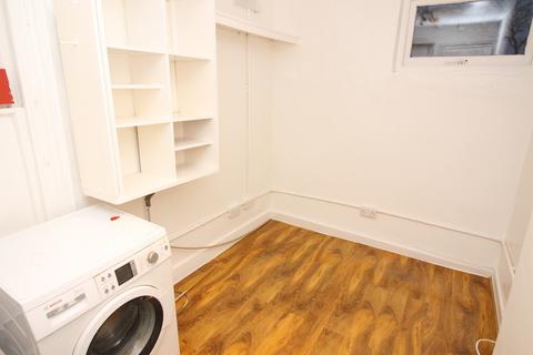 Studio to rent, The Avenue, Worcester Park KT4