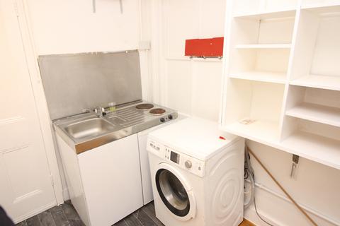 Studio to rent, The Avenue, Worcester Park KT4