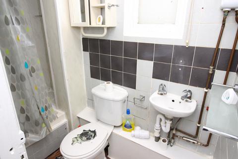 Studio to rent, The Avenue, Worcester Park KT4