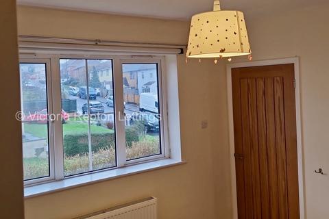 3 bedroom semi-detached house to rent, Trym Side, Bristol BS9