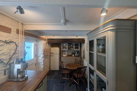 3 bedroom end of terrace house to rent, Millfield, Castle Street*, Newport