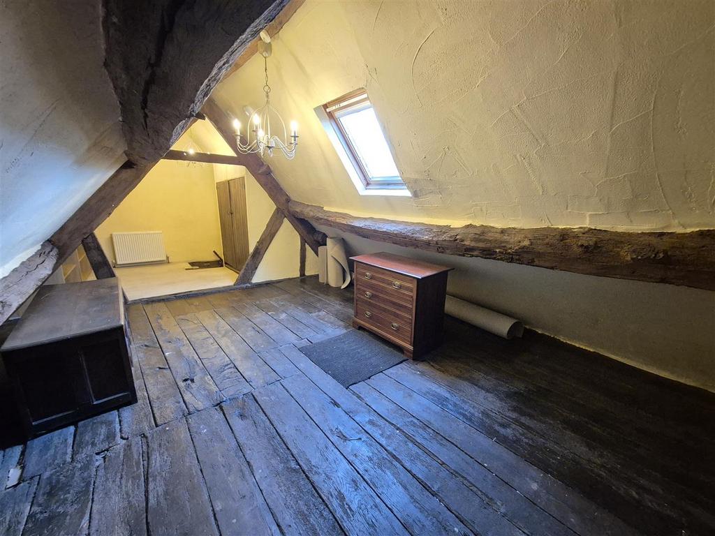 Attic room (2).jpg