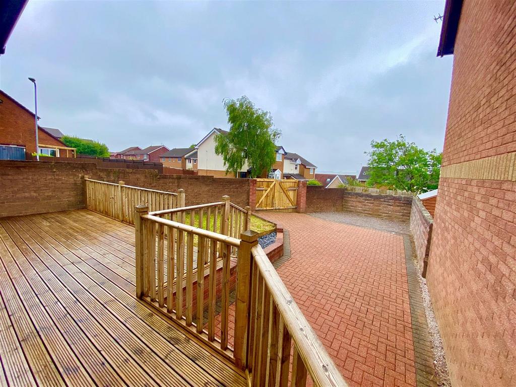 28 rh rear garden.jpg
