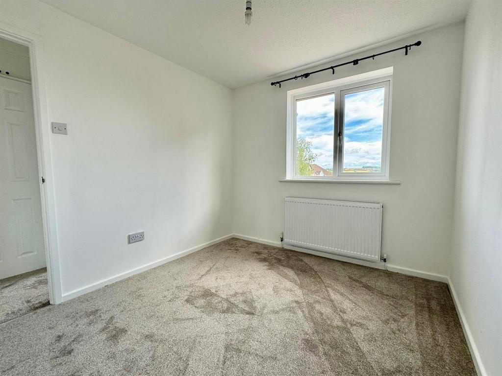 28 Robins Hill bed 3.jpg