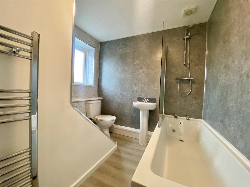 28 bathroom.jpg
