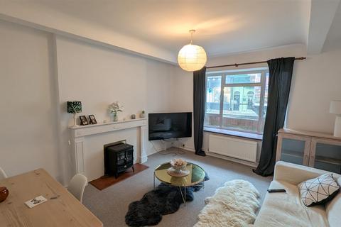 2 bedroom flat to rent, QUEENS KEEP, CLARENCE PARADE, PO5 3NX