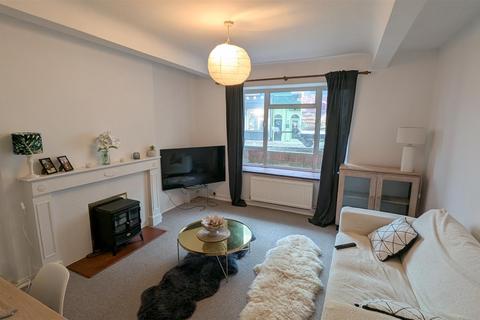 2 bedroom flat to rent, QUEENS KEEP, CLARENCE PARADE, PO5 3NX