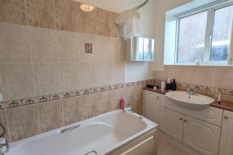 2 bedroom flat to rent, QUEENS KEEP, CLARENCE PARADE, PO5 3NX