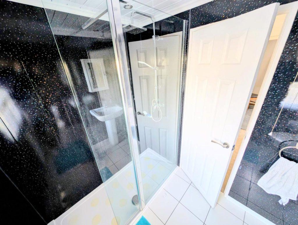 Omar Oulton Lodge In Bromyard Bathroom