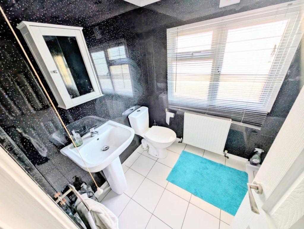 Omar Oulton Lodge In Bromyard Bathroom 1