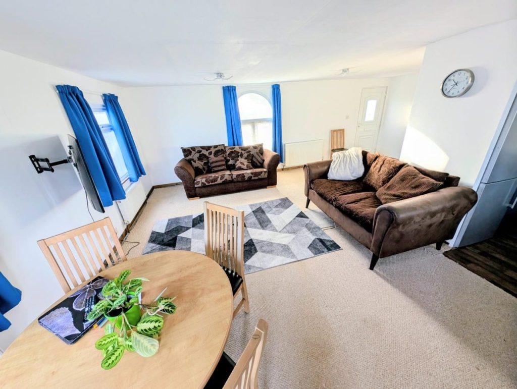 Omar Oulton Lodge In Bromyard Living 3
