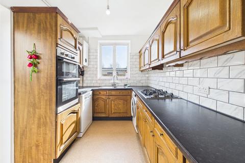 3 bedroom semi-detached house to rent, Argyle Avenue, Hounslow