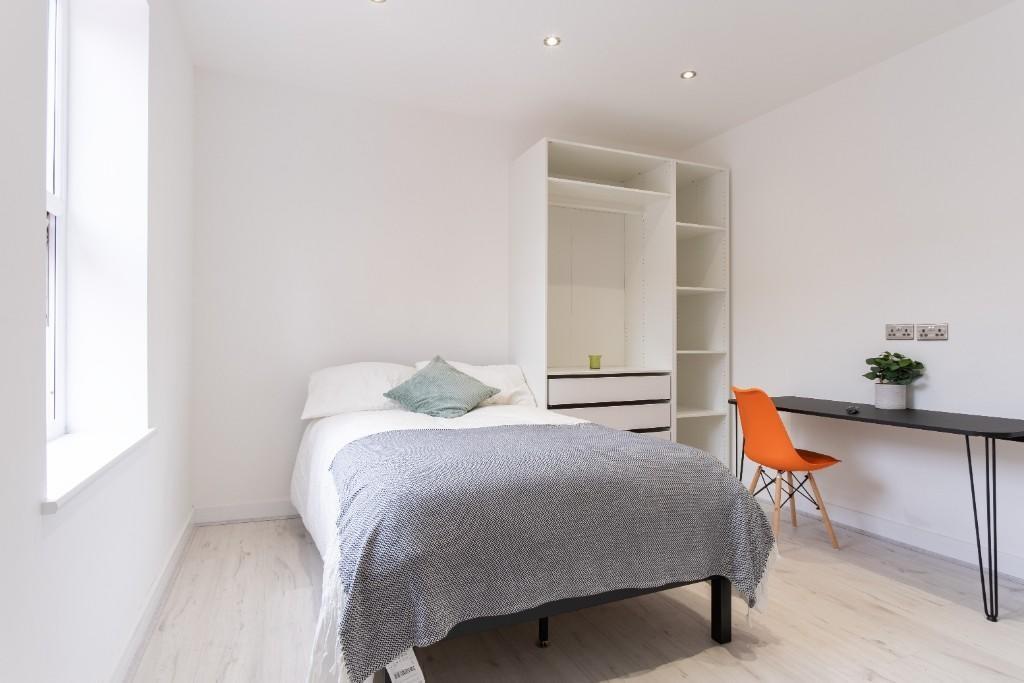 Bright and clean single bedroom featuring a com...